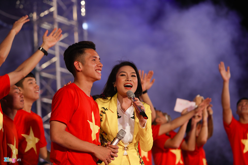 Mỹ Tâm cười tươi khi được Công Phượng tặng son